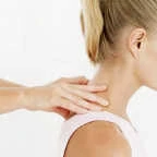 Séance de Shiatsu sur le dos, pression sur les méridiens pour l'équilibre énergétique